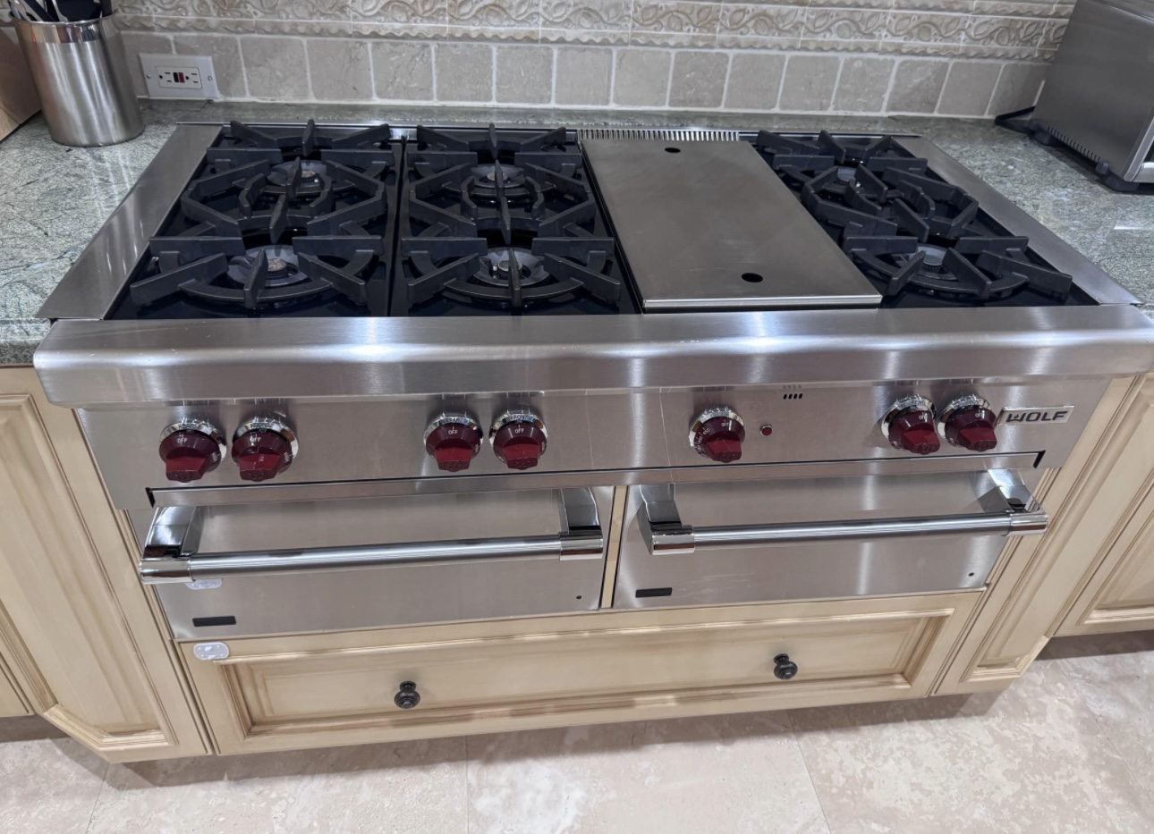 Wolf 6-Burner Rangetop with Griddle — Pinecrest